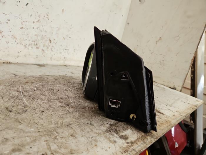 Buitenspiegel links van een Ford Focus 3 Wagon 1.0 Ti-VCT EcoBoost 12V 100 2016