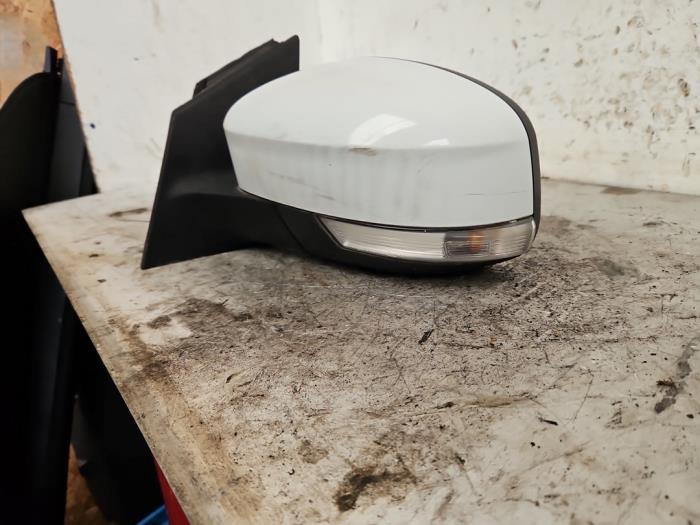 Buitenspiegel links van een Ford Focus 3 Wagon 1.0 Ti-VCT EcoBoost 12V 100 2016