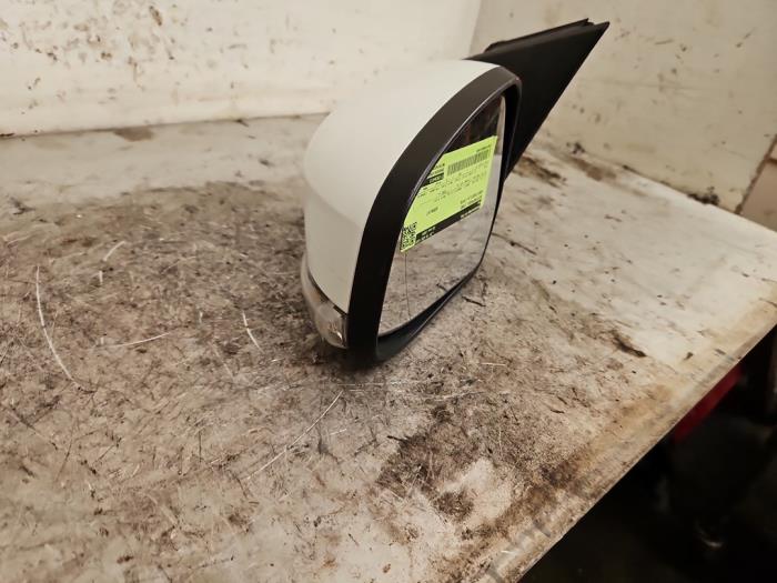 Buitenspiegel links van een Ford Focus 3 Wagon 1.0 Ti-VCT EcoBoost 12V 100 2016