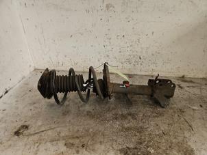 Gebruikte Schokdemperpoot links-voor Renault Captur (2R) 0.9 Energy TCE 12V Prijs € 40,00 Margeregeling aangeboden door Autodemontage de Zaag