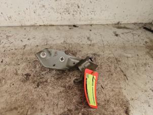 Gebruikte Schermdrager rechts-voor Renault Captur (2R) 0.9 Energy TCE 12V Prijs € 25,00 Margeregeling aangeboden door Autodemontage de Zaag