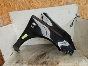 Gebruikte Scherm rechts-voor Opel Corsa D 1.2 16V ecoFLEX Bi-Fuel Prijs € 90,00 Margeregeling aangeboden door Autodemontage de Zaag