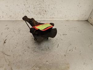 Gebruikte Fusee links-voor Chevrolet Spark 1.0 16V Bifuel Prijs € 35,00 Margeregeling aangeboden door Autodemontage de Zaag