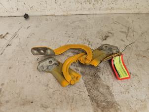 Begagnade Gångjärn, motorhuv Ford Focus 3 ST 2.0 ST EcoBoost 16V Pris € 40,00 Marginaltabell erbjuds av Autodemontage de Zaag