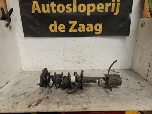 Gebruikte Schokdemperpoot links-voor Mitsubishi Colt (Z2/Z3) 1.5 16V Prijs € 50,00 Margeregeling aangeboden door Autodemontage de Zaag