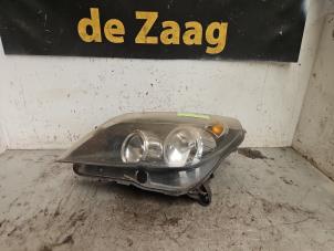 Gebruikte Koplamp links Opel Astra H GTC (L08) 1.6 16V Twinport Prijs € 35,00 Margeregeling aangeboden door Autodemontage de Zaag