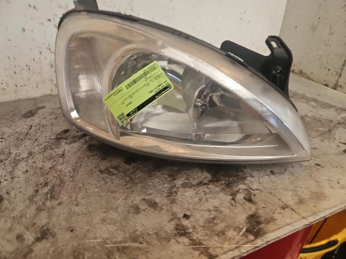 Koplamp rechts van een Opel Corsa C (F08/68) 1.2 16V 2002