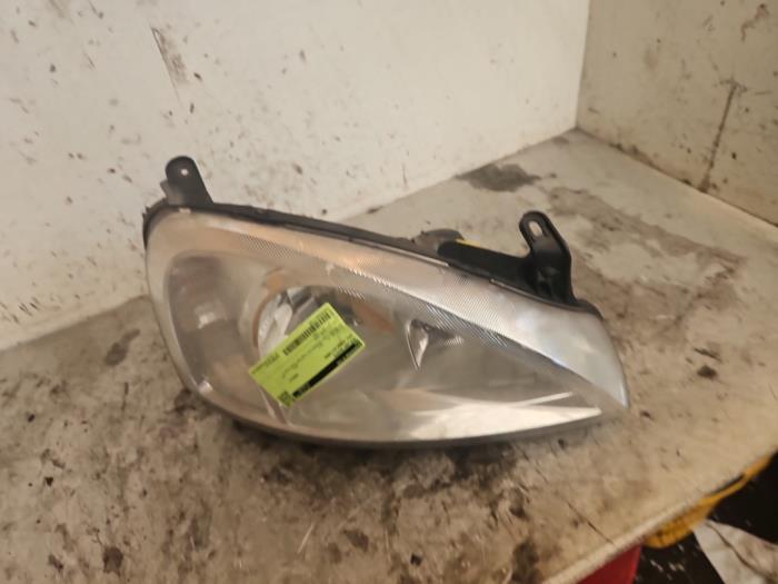 Koplamp rechts van een Opel Corsa C (F08/68) 1.2 16V 2002