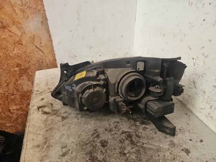 Koplamp rechts van een Opel Corsa C (F08/68) 1.2 16V 2002