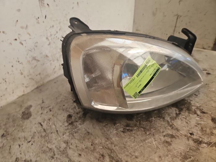Koplamp rechts van een Opel Corsa C (F08/68) 1.2 16V 2002