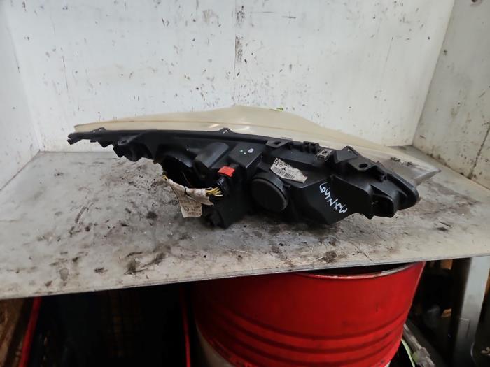Koplamp links van een Peugeot 307 Break (3E) 1.6 16V 2005