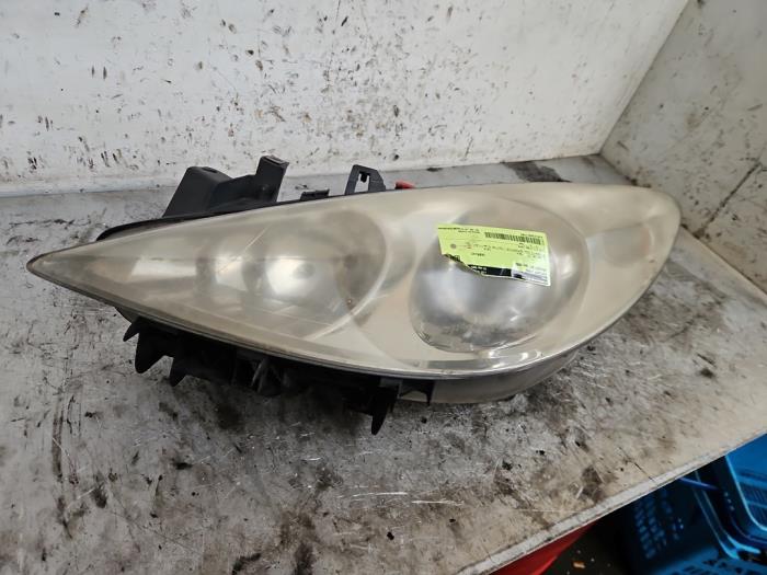 Koplamp links van een Peugeot 307 Break (3E) 1.6 16V 2005