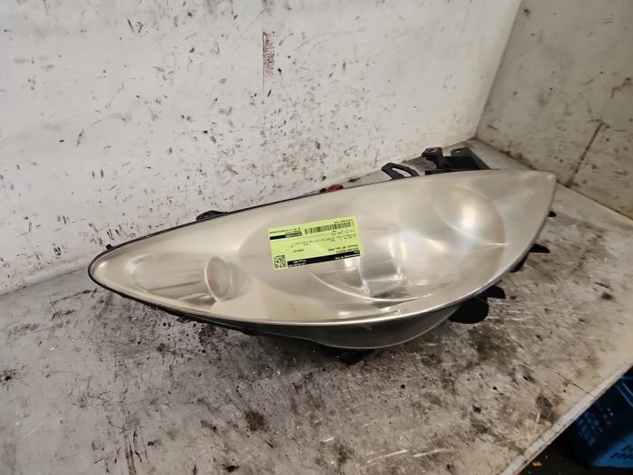 Strålkastare, höger från en Peugeot 307 Break (3E) 1.6 16V 2005