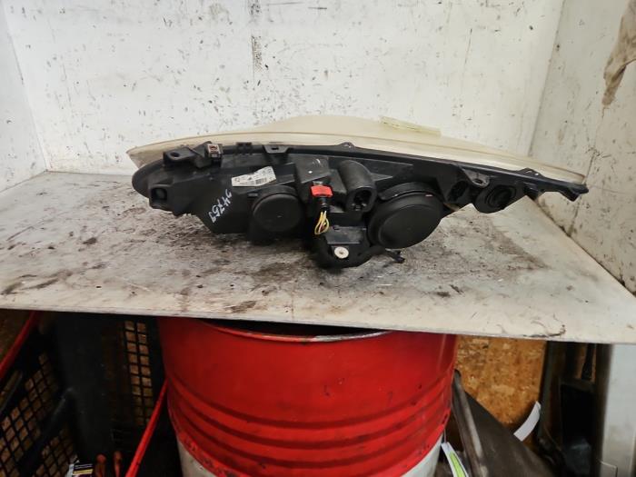 Strålkastare, höger från en Peugeot 307 Break (3E) 1.6 16V 2005