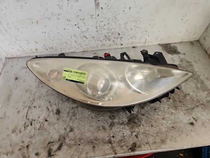 Strålkastare, höger från en Peugeot 307 Break (3E) 1.6 16V 2005