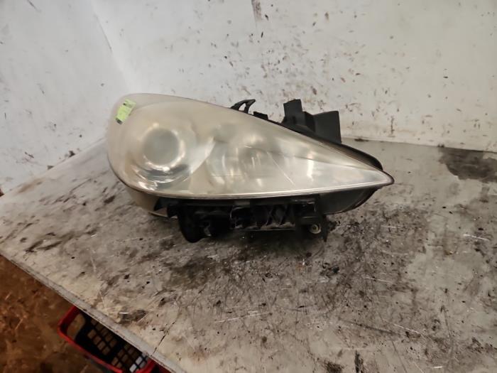 Strålkastare, höger från en Peugeot 307 Break (3E) 1.6 16V 2005