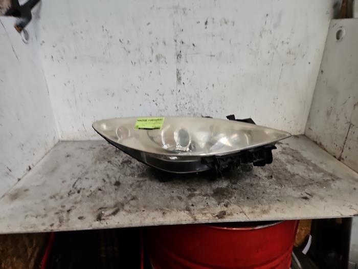 Strålkastare, höger från en Peugeot 307 Break (3E) 1.6 16V 2005