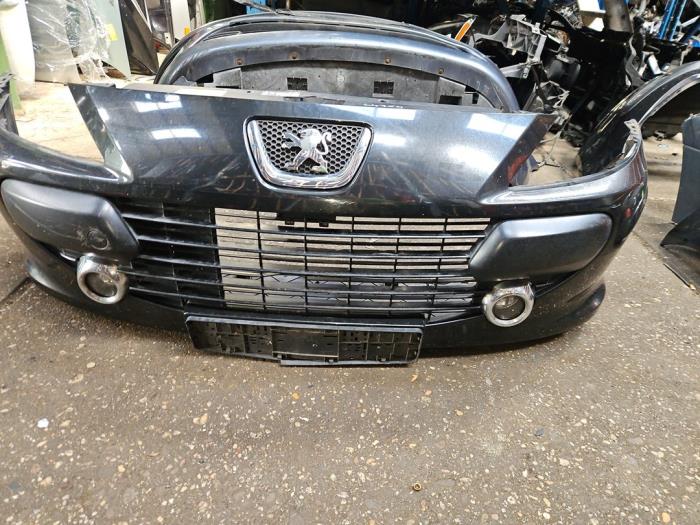 Voorbumper van een Peugeot 307 Break (3E) 1.6 16V 2005