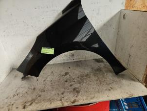 Gebruikte Spatbord links-voor Peugeot 207/207+ (WA/WC/WM) 1.4 16V VTi Prijs € 70,00 Margeregeling aangeboden door Autodemontage de Zaag