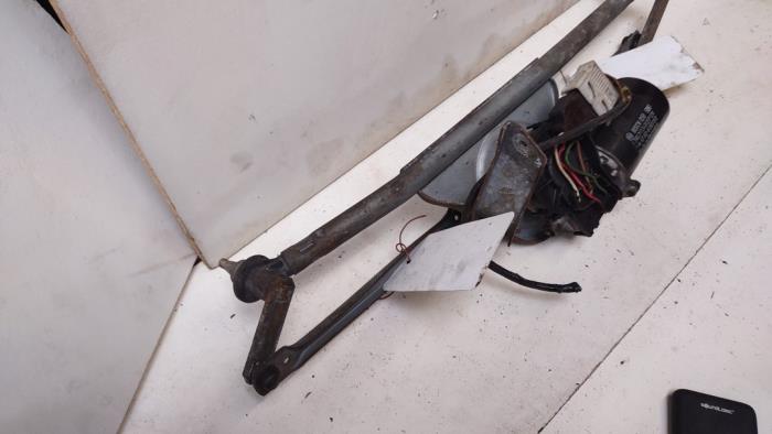 Ruitenwissermotor voor van een BMW 3 serie Touring (E36/3) 318i 1996