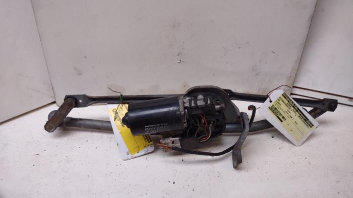 Ruitenwissermotor voor van een BMW 3 serie Touring (E36/3) 318i 1996
