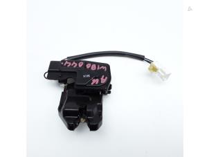 Gebruikte Slotmechaniek Kofferdeksel Chevrolet Evanda 2.0 16V Prijs € 40,00 Margeregeling aangeboden door Japoto Parts B.V.