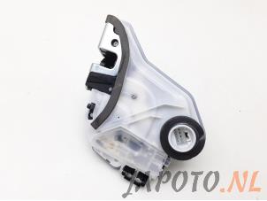 Gebruikte Deurslot Mechaniek 4Deurs links-achter Toyota RAV4 (A5) 2.5 Hybrid 16V Prijs € 34,99 Margeregeling aangeboden door Japoto Parts B.V.