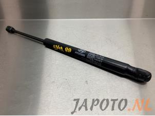 Begagnade Gasfjäder, höger bak Hyundai Tucson (JM) 2.0 CRDi VGT 16V 4x2 Pris € 14,95 Marginaltabell erbjuds av Japoto Parts B.V.