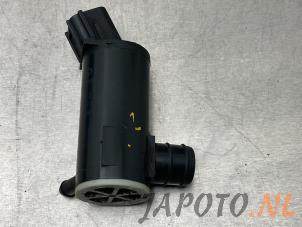 Gebruikte Ruitensproeierpomp achter Hyundai iX35 (LM) 1.6 GDI 16V Prijs € 19,95 Margeregeling aangeboden door Japoto Parts B.V.