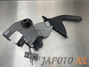 Gebruikte Handremhendel Hyundai iX35 (LM) 1.6 GDI 16V Prijs € 34,95 Margeregeling aangeboden door Japoto Parts B.V.