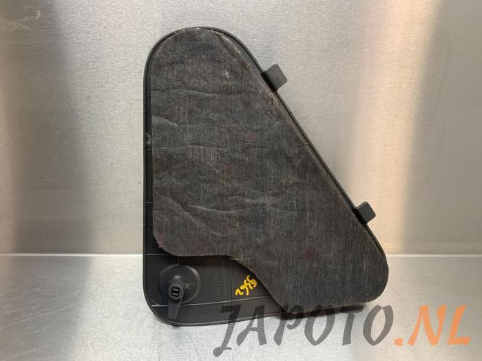 Baklucka, isolering, höger från en Mitsubishi Space Star (DG) 1.6 16V 2001