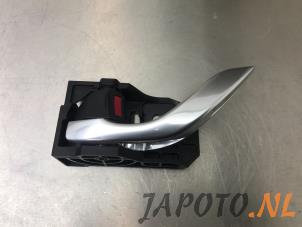 Gebruikte Deurgreep 4Deurs links-voor Mazda CX-5 I (KE,GH) 2.2 SkyActiv-D 16V 2WD Prijs € 14,95 Margeregeling aangeboden door Japoto Parts B.V.