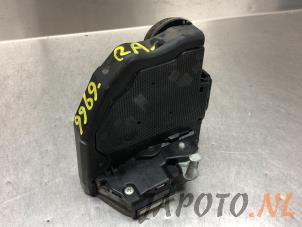 Gebruikte Deurslot Mechaniek 4Deurs rechts-achter Toyota RAV4 (A3) 2.2 D-4D-F 16V 4x4 Prijs € 24,95 Margeregeling aangeboden door Japoto Parts B.V.
