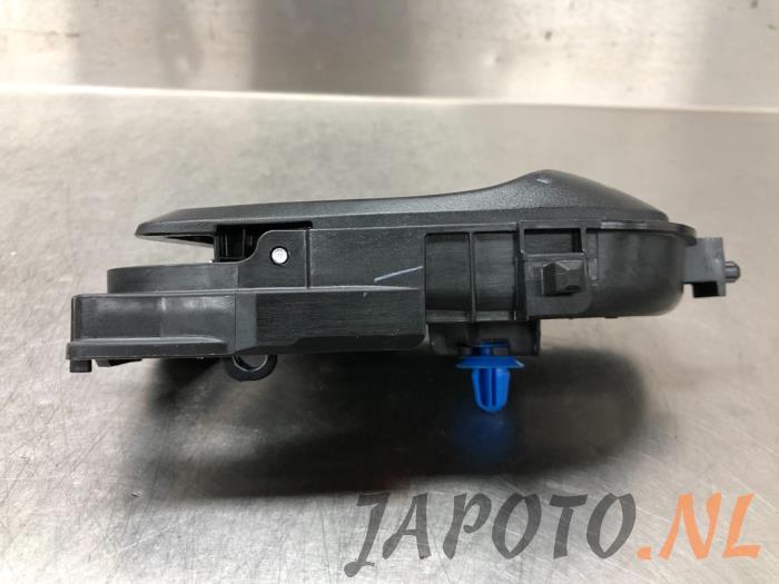 Deurgreep 4Deurs links-achter van een Hyundai i20 (BC3) 1.0 T-GDI 100 Mild Hybrid 48V 12V 2020