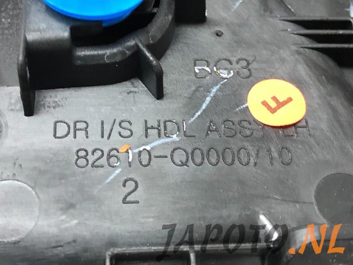 Deurgreep 4Deurs links-achter van een Hyundai i20 (BC3) 1.0 T-GDI 100 Mild Hybrid 48V 12V 2020