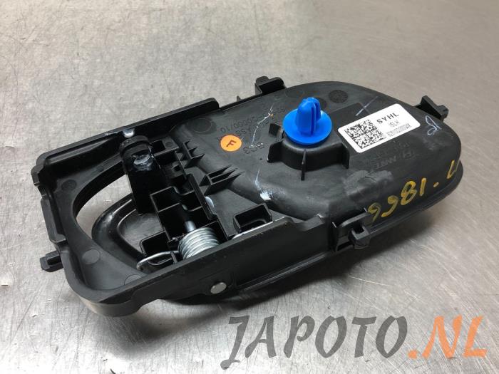 Deurgreep 4Deurs links-achter van een Hyundai i20 (BC3) 1.0 T-GDI 100 Mild Hybrid 48V 12V 2020