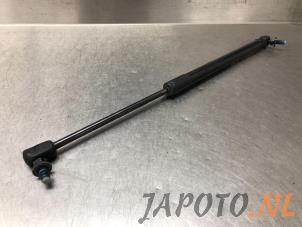 Używane Amortyzator gazowy lewy tyl Kia Niro I (DE) 1.6 GDI Hybrid Cena € 19,95 Procedura marży oferowane przez Japoto Parts B.V.