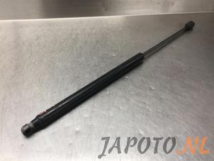 Begagnade Gasfjäder, vänster bak Hyundai Getz 1.1i 12V Pris € 10,00 Marginaltabell erbjuds av Japoto Parts B.V.