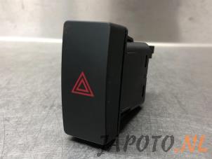 Gebruikte Alarmlicht Schakelaar Mazda CX-5 I (KE,GH) 2.5 SkyActiv-G 192 16V 4WD Prijs € 9,99 Margeregeling aangeboden door Japoto Parts B.V.