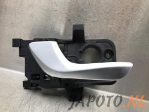 Gebruikte Portiergreep 4Deurs links-voor Kia Stonic (YB) 1.2 MPI 16V Prijs € 14,99 Margeregeling aangeboden door Japoto Parts B.V.