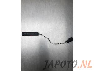 Begagnade Antenn, nyckelfri upplåsning Suzuki Vitara (LY/MY) 1.6 16V DDiS Pris € 19,99 Marginaltabell erbjuds av Japoto Parts B.V.