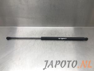 Begagnade Gasfjäder, vänster bak Mitsubishi Space Star (A0) 1.2 12V Pris € 12,49 Marginaltabell erbjuds av Japoto Parts B.V.