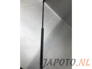 Gebruikte Kofferdekseldemper links-achter Nissan Juke (F15) 1.6 16V Prijs € 9,95 Margeregeling aangeboden door Japoto Parts B.V.