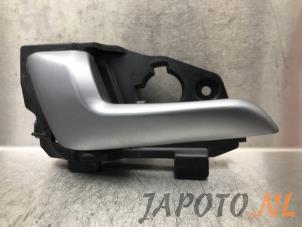 Gebruikte Portiergreep 4Deurs links-achter Kia Rio III (UB) 1.2 CVVT 16V Prijs € 9,95 Margeregeling aangeboden door Japoto Parts B.V.