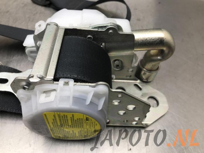 Främre säkerhetsbälte, vänster från en Toyota Avensis Wagon (T27) 2.0 16V D-4D-F 2010