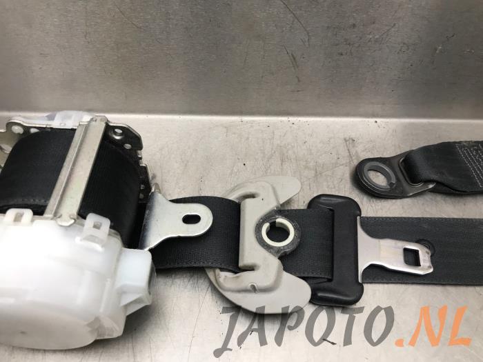 Främre säkerhetsbälte, vänster från en Toyota Avensis Wagon (T27) 2.0 16V D-4D-F 2010