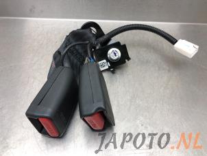 Begagnade Bakre bältesspänne, höger Hyundai i20 Coupe Pris € 19,95 Marginaltabell erbjuds av Japoto Parts B.V.