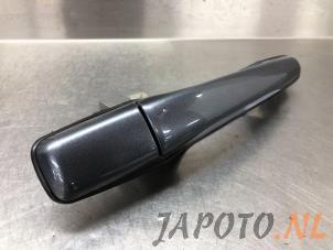 Używane Uchwyt drzwi prawych tylnych wersja 4-drzwiowa Mitsubishi Outlander (CU) 2.0 16V 4x2 Cena € 14,99 Procedura marży oferowane przez Japoto Parts B.V.