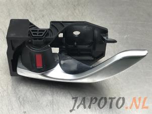 Gebruikte Deurgreep 4Deurs links-voor Mazda CX-5 I (KE,GH) 2.0 SkyActiv-G 160 16V 4WD Prijs € 14,95 Margeregeling aangeboden door Japoto Parts B.V.