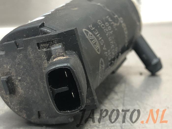 Ruitensproeierpomp achter van een Hyundai iX35 (LM) 2.0 16V 2010